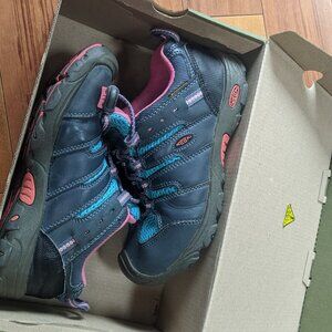 Keen children's hiking shoes waterproof size 13